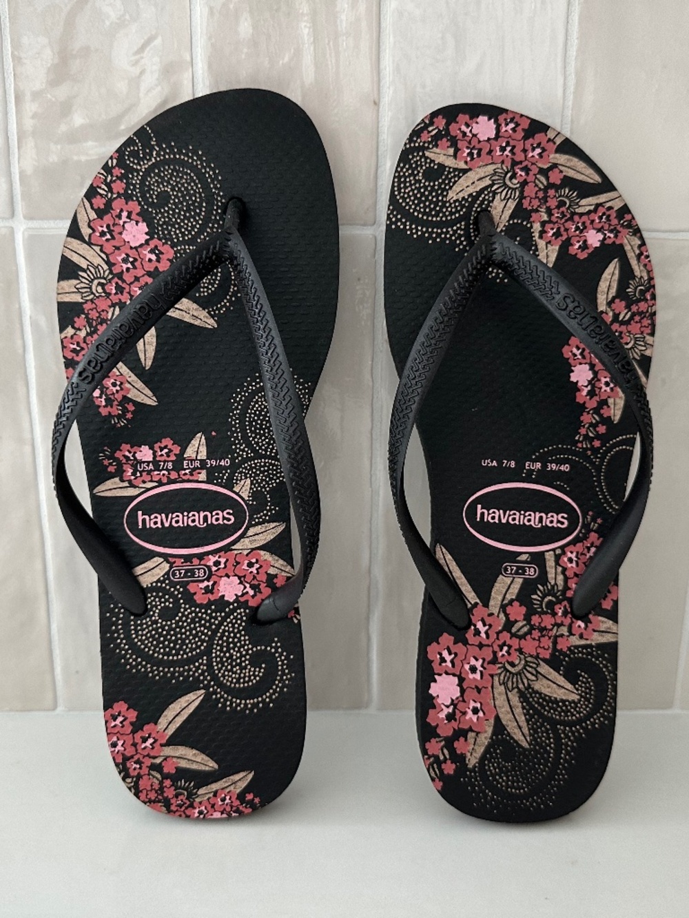Havaianas Thin Strap Flip Flops Black w/ Pink Floral Print NWOT